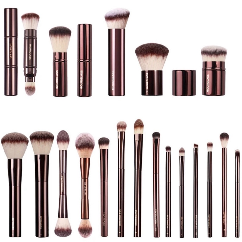 LIMITED MOM’S DAY OFFER 🚨set Brushes Hourglass only one. Kit of 17 + 2 Lipstick